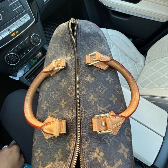 Louis Vuitton Speedy 35 in Monogram - Picture 12 of 17